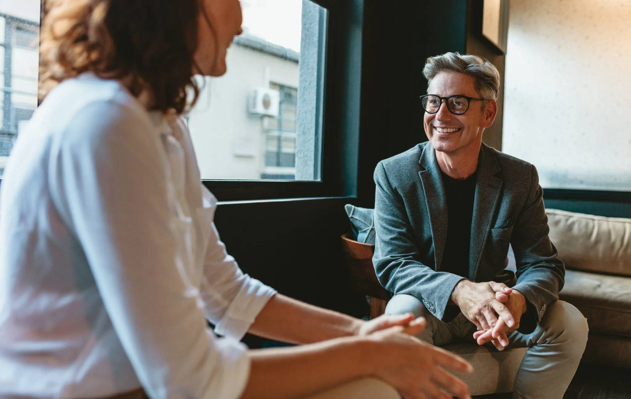 Professioneller Geschäftspartner bei strategischer Partnerschaftsbesprechung